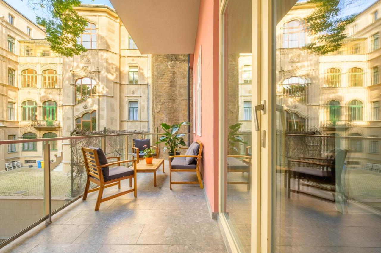 Best Seasons La Famiglia Budapest Exterior photo