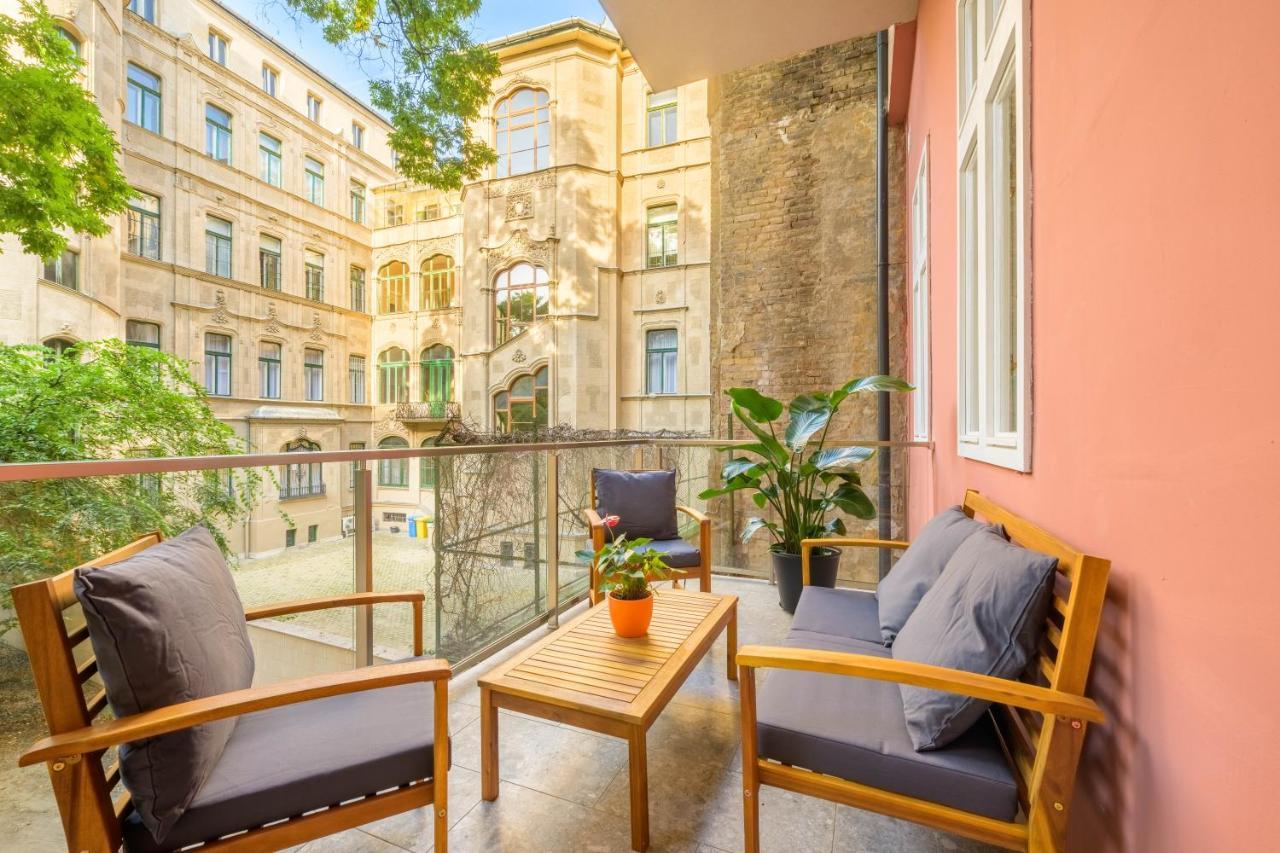Best Seasons La Famiglia Budapest Exterior photo