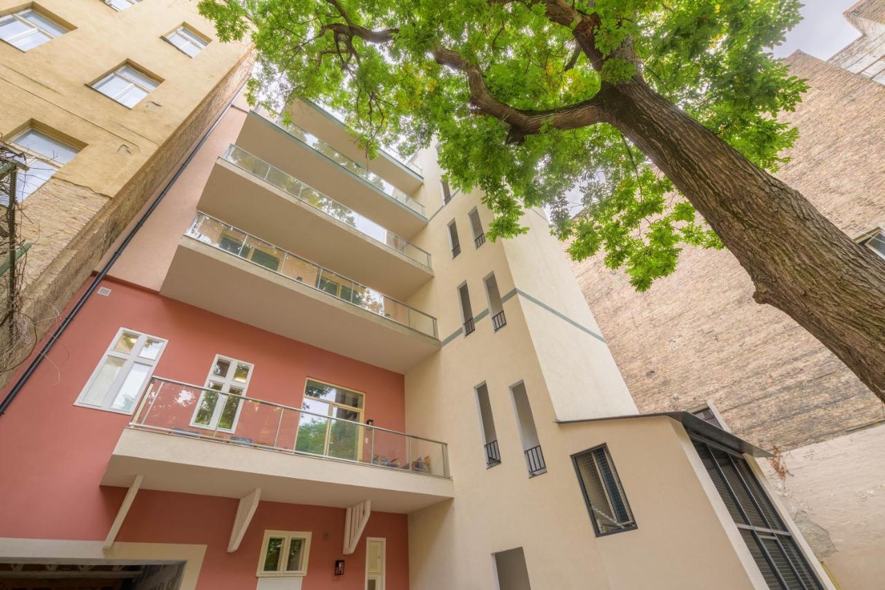 Best Seasons La Famiglia Budapest Exterior photo