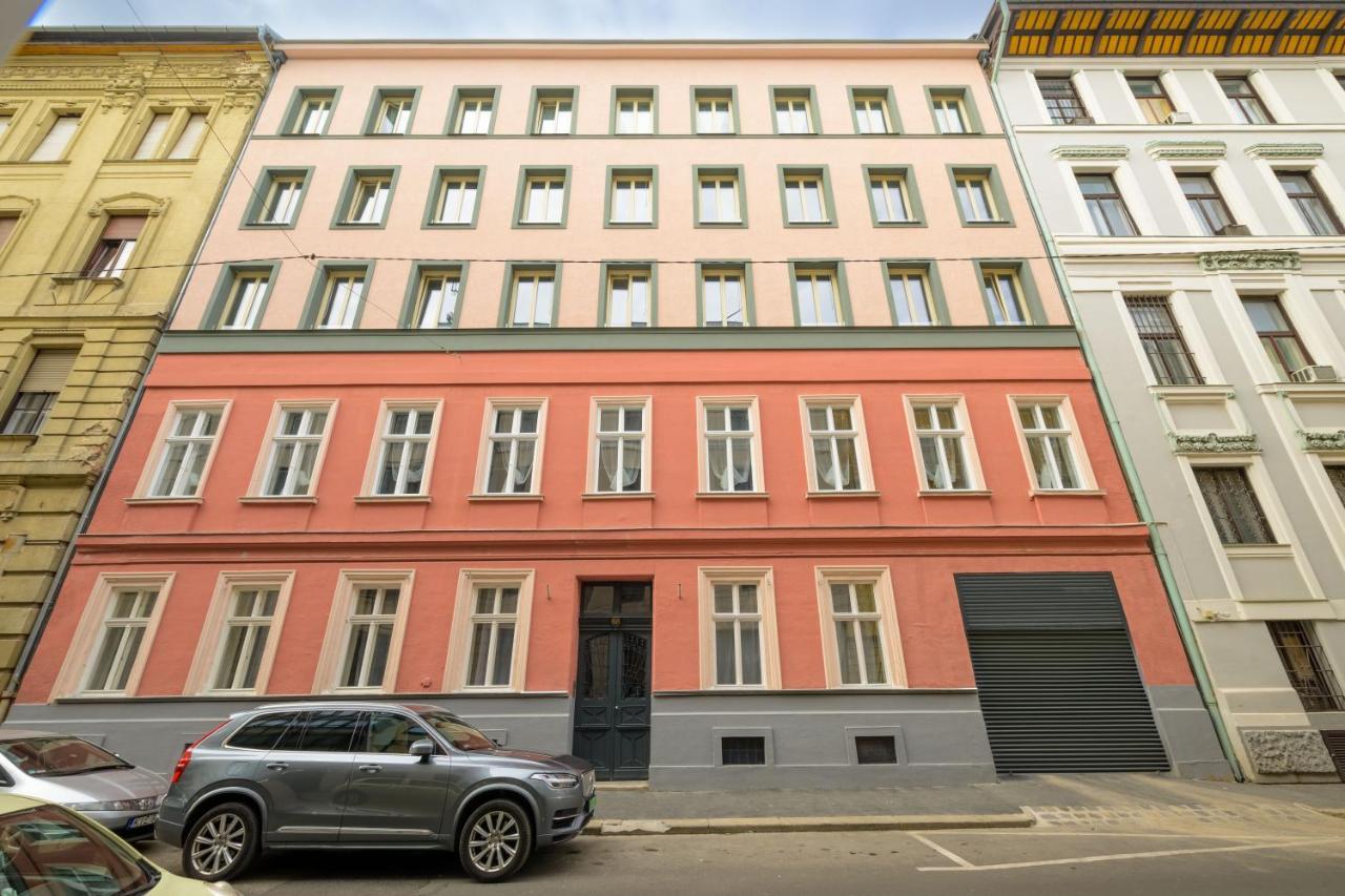 Best Seasons La Famiglia Budapest Exterior photo