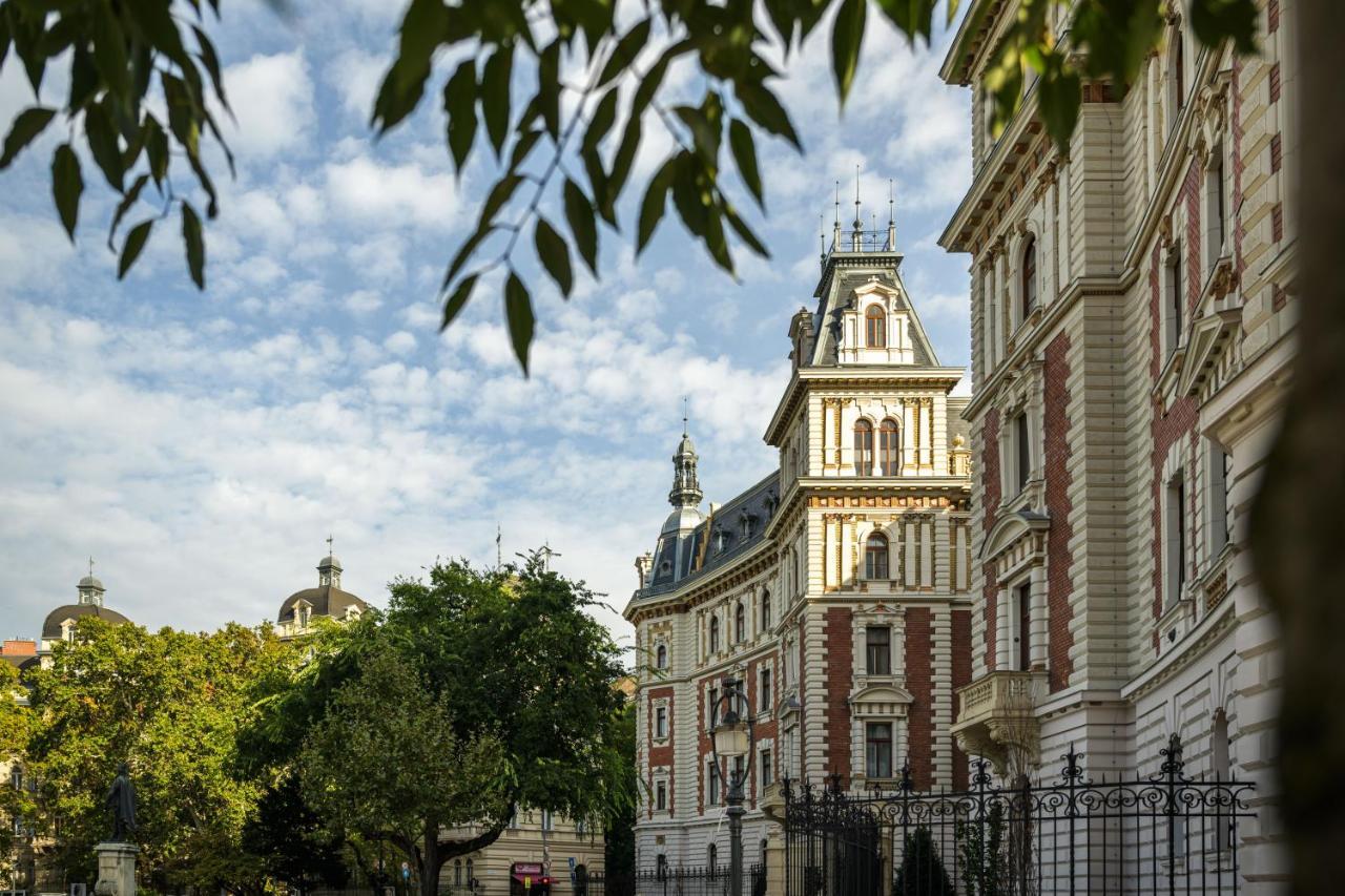 Best Seasons La Famiglia Budapest Exterior photo
